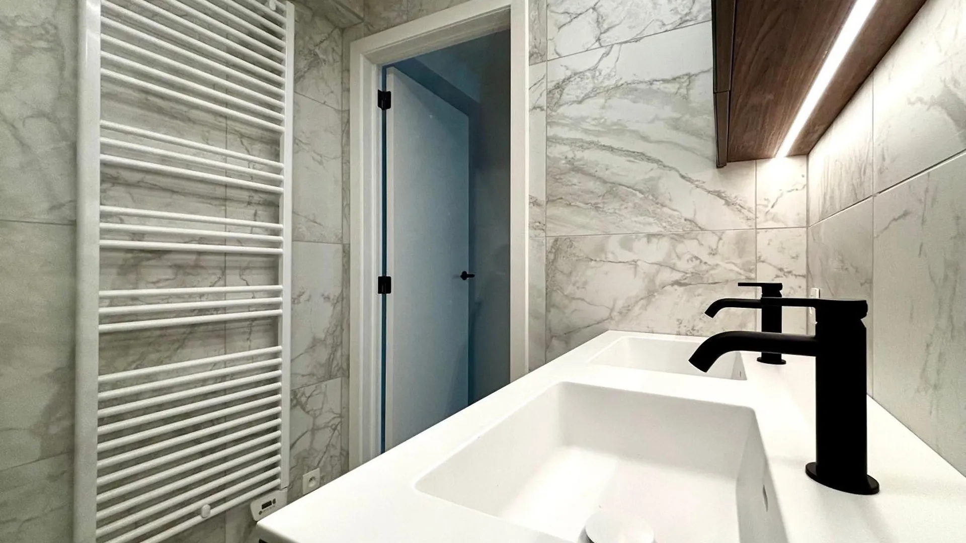 Beautiful Apartment With Parking Close To The Sea & City Center オステンド 0*,  ベルギー
