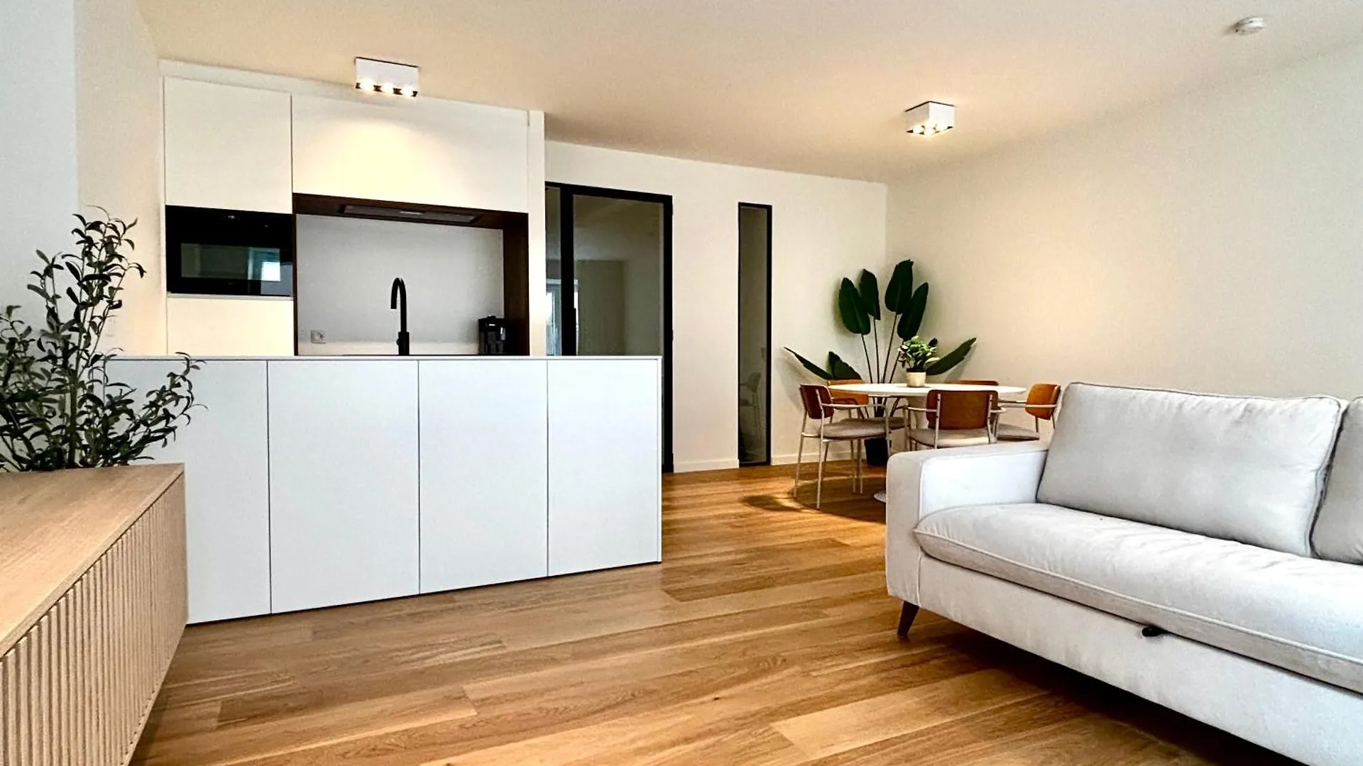 Beautiful Apartment With Parking Close To The Sea & City Center Ostend
